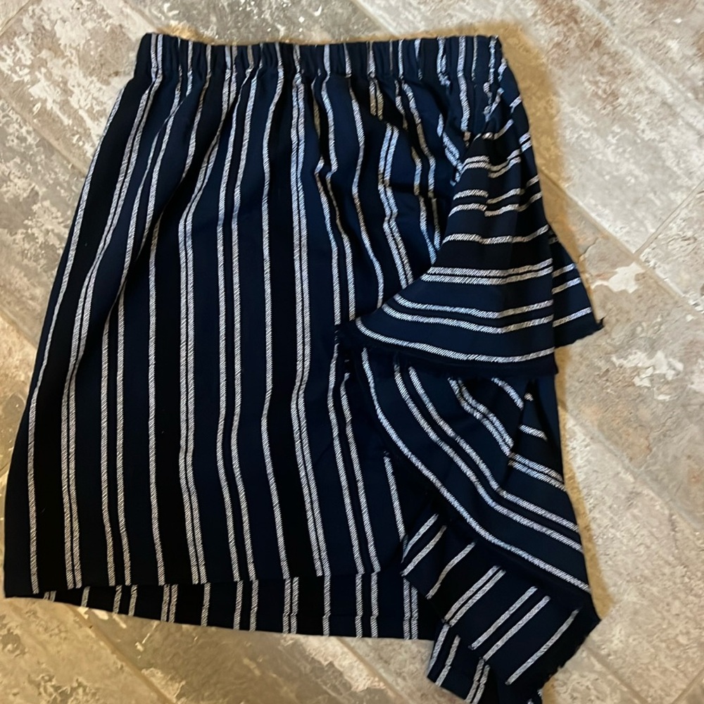 Truce Brand. Super cute skirt with side material extra flowy detail.